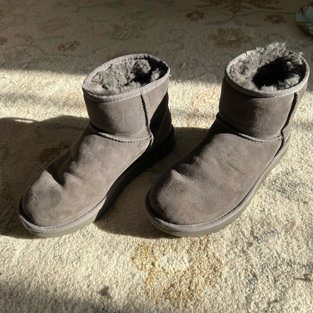 Women’s UGG Classic Mini Boots – Gray – Size 8